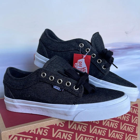 Vans WMNS Chukka Low (Denim) Black/Pewter/White
VN0A38CGRY8
Sneakers - Picture 6 of 16